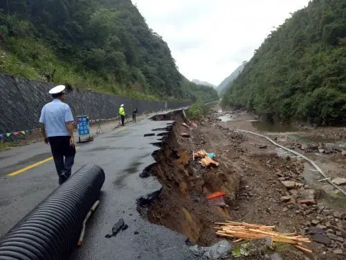台风过后，遭到破坏的路面、桥面如何快速抢修~